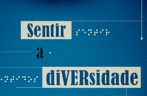 – Imagem com fundo azul, nela está escrito “Sentir a Diversidade”, ao lado de cada palavra está escrito a mesma, mas em Braile.