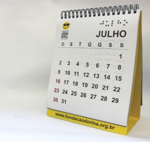 Foto do Calendário da Fundação Dorina 2017, apresentando a folha do mês de Julho.