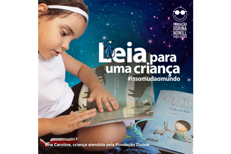 Descrição da imagem: foto de Ana Carolina, uma criança atendida pela Fundação Dorina, sobre a ilustração de um céu estrelado em tons de azul e roxo. Ela está de perfil, sentada no chão, tateando um livro em braile e fonte ampliada. Ao seu lado há outro livro fechado e o texto "Leia para uma criança #issomudaomundo". Fim da descrição.