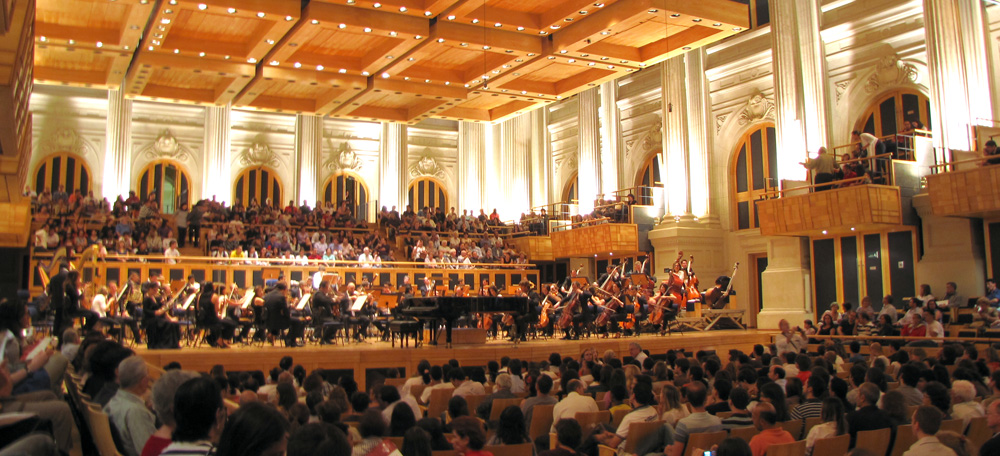 Descrição da imagem: foto da Sala São Paulo com centenas de pessoas assistindo a um concerto. Fim da descrição.