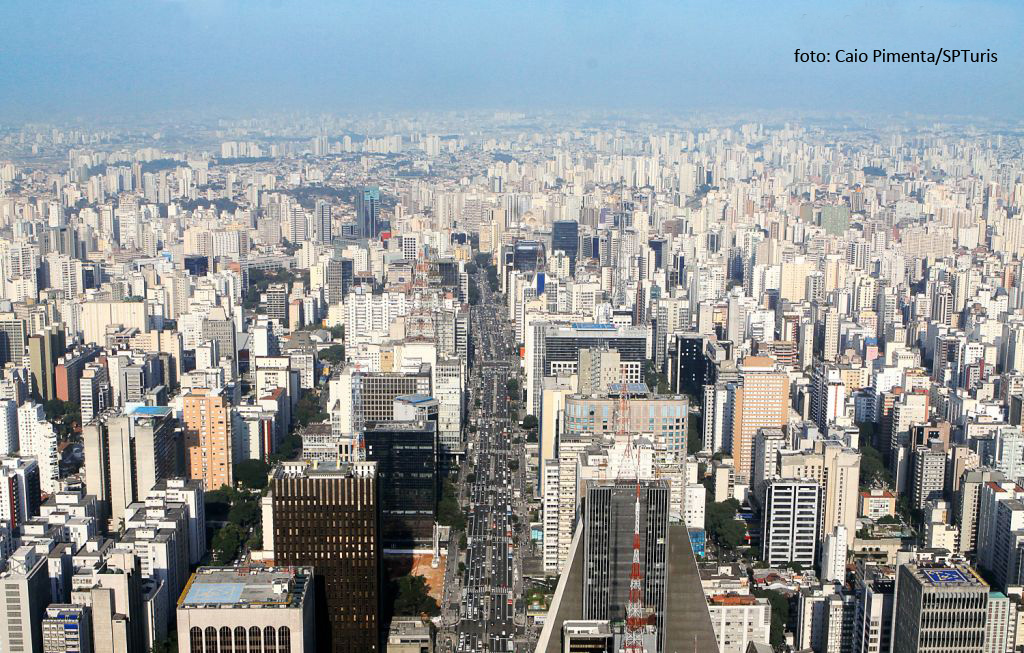 Descrição da imagem: foto aérea com centenas de prédios e a Av. Paulista ao centro. Fim da descrição.